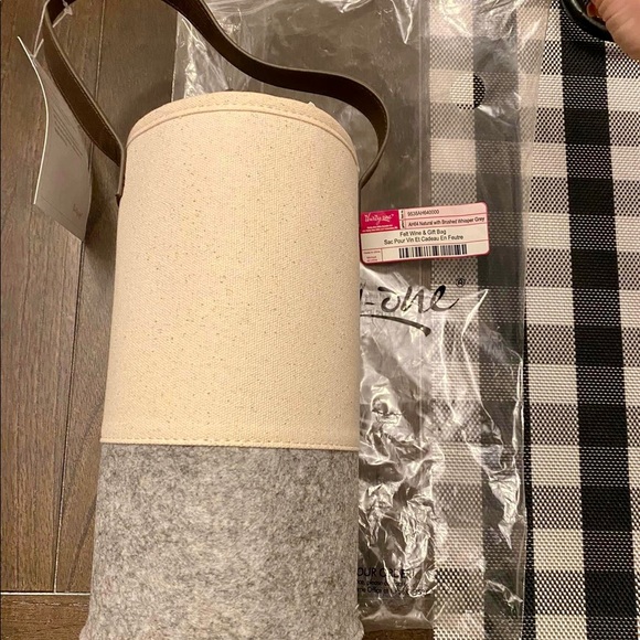 2 Thirty-One Felt Wine & Gift Bags - Picture 2 of 9